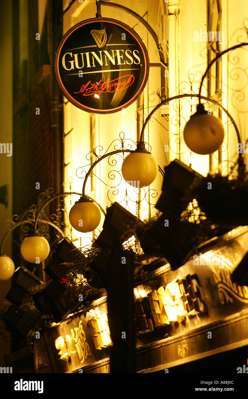 Segno di Pub con la Guinness pubblicizzati in Dublino Foto Stock