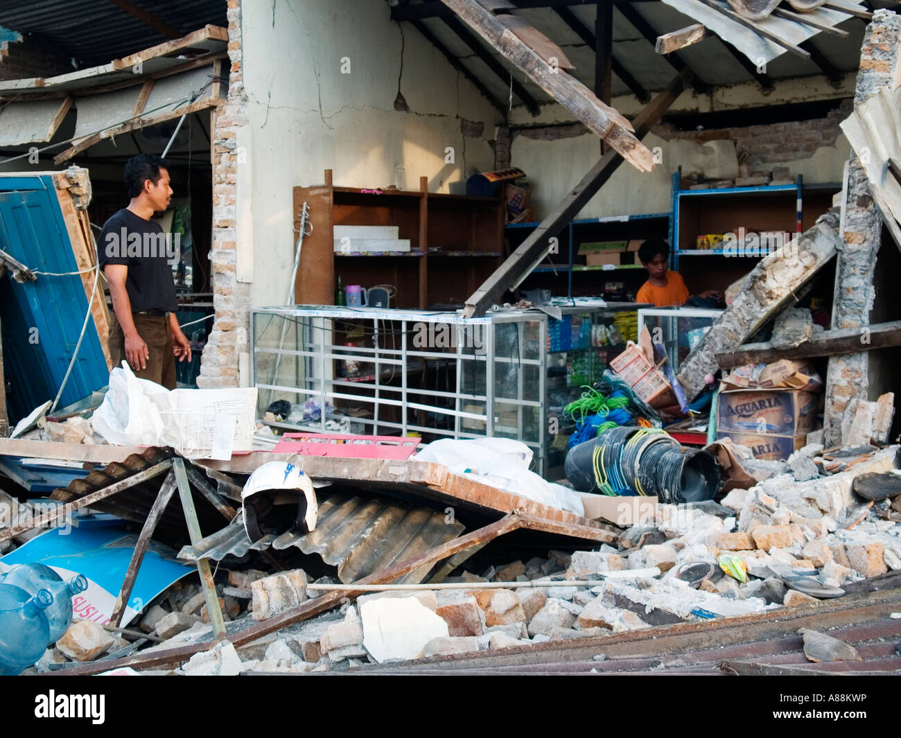 Danneggiato carrefour edificio dopo il maggio 2006 terremoto yogyakarta indonesia Foto Stock