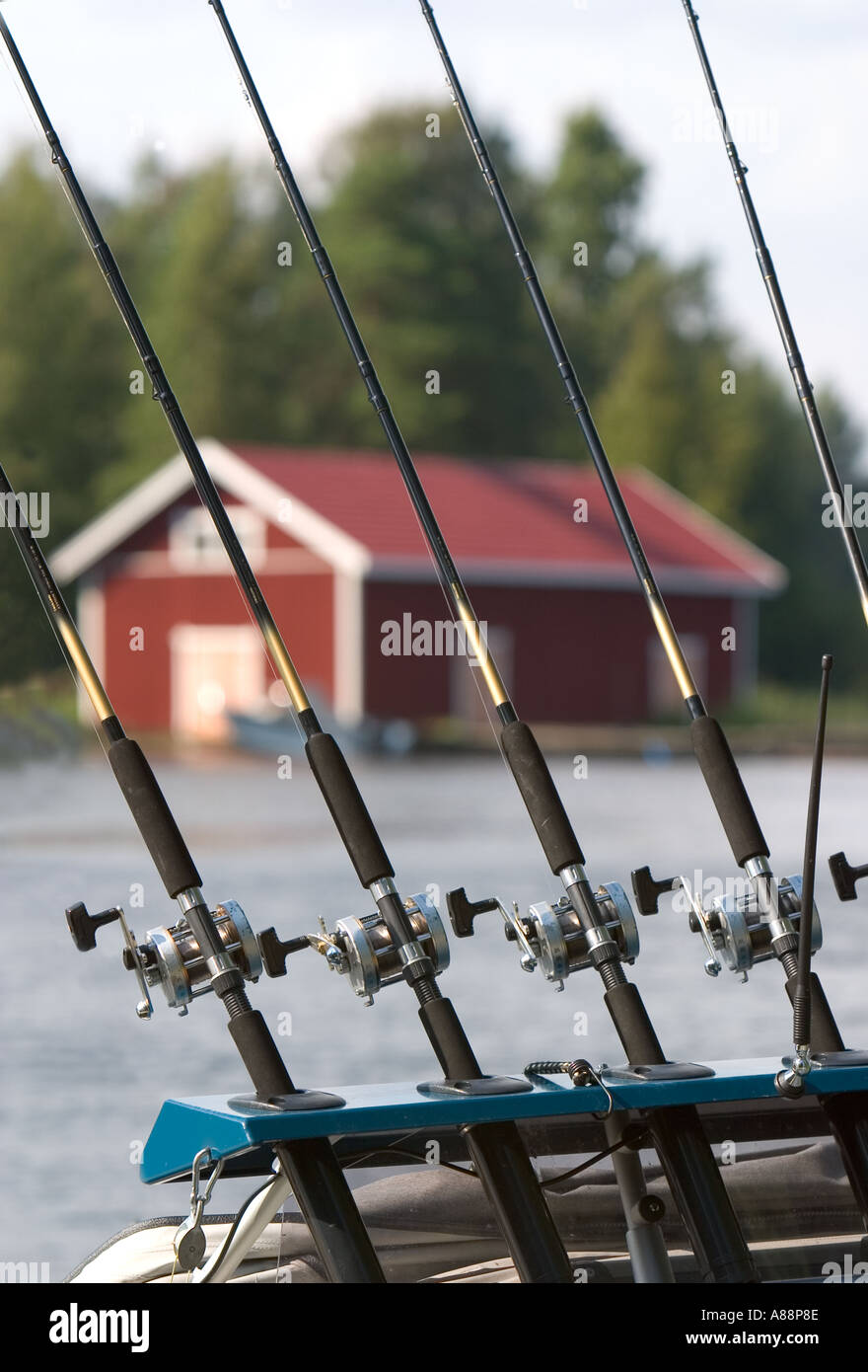 Canne da pesca e bobine in un rack , Finlandia Foto Stock