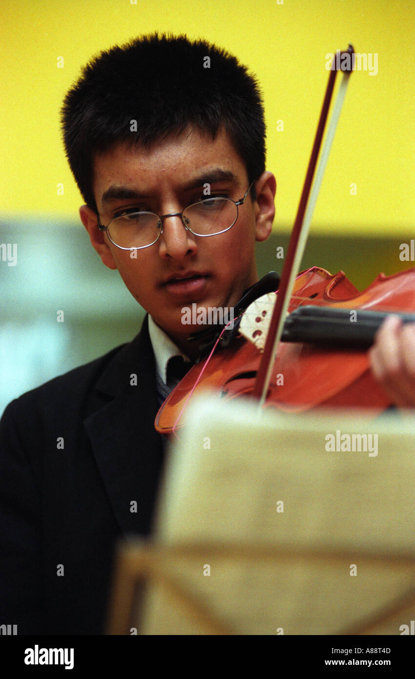 Scuola secondaria pupillo dando un assolo di violino prestazioni, Southwark, Londra, Regno Unito. Foto Stock