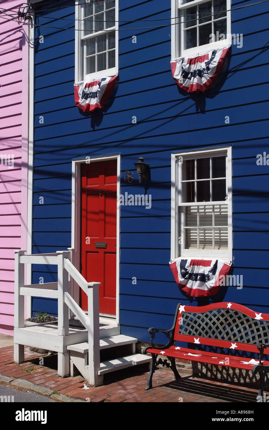 Un display patriottico di colori e buntings su una casa in Annapolis MD Foto Stock