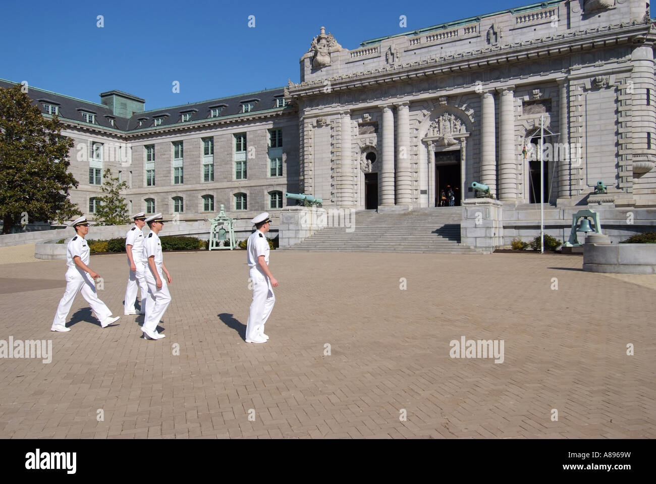Aspiranti guardiamarina a piedi da Bancroft Hall nel campus dell'U S Naval Academy Foto Stock