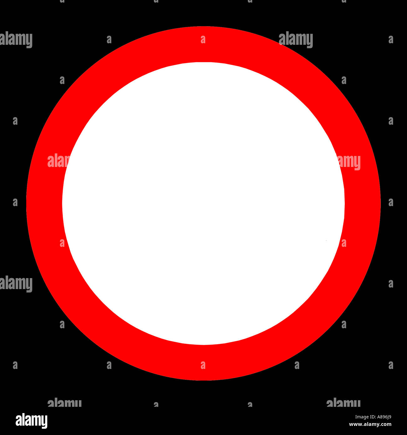 Il cerchio rosso cartello stradale su sfondo nero Foto stock - Alamy