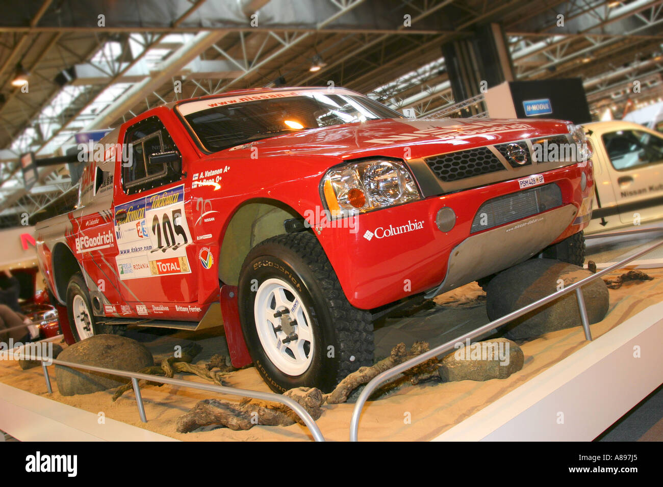 Il 2004 Nissan pick-up come guidati da Colin McRea al rally Dakar. Qui si vede al CV show, Birmingham, Inghilterra. Foto Stock