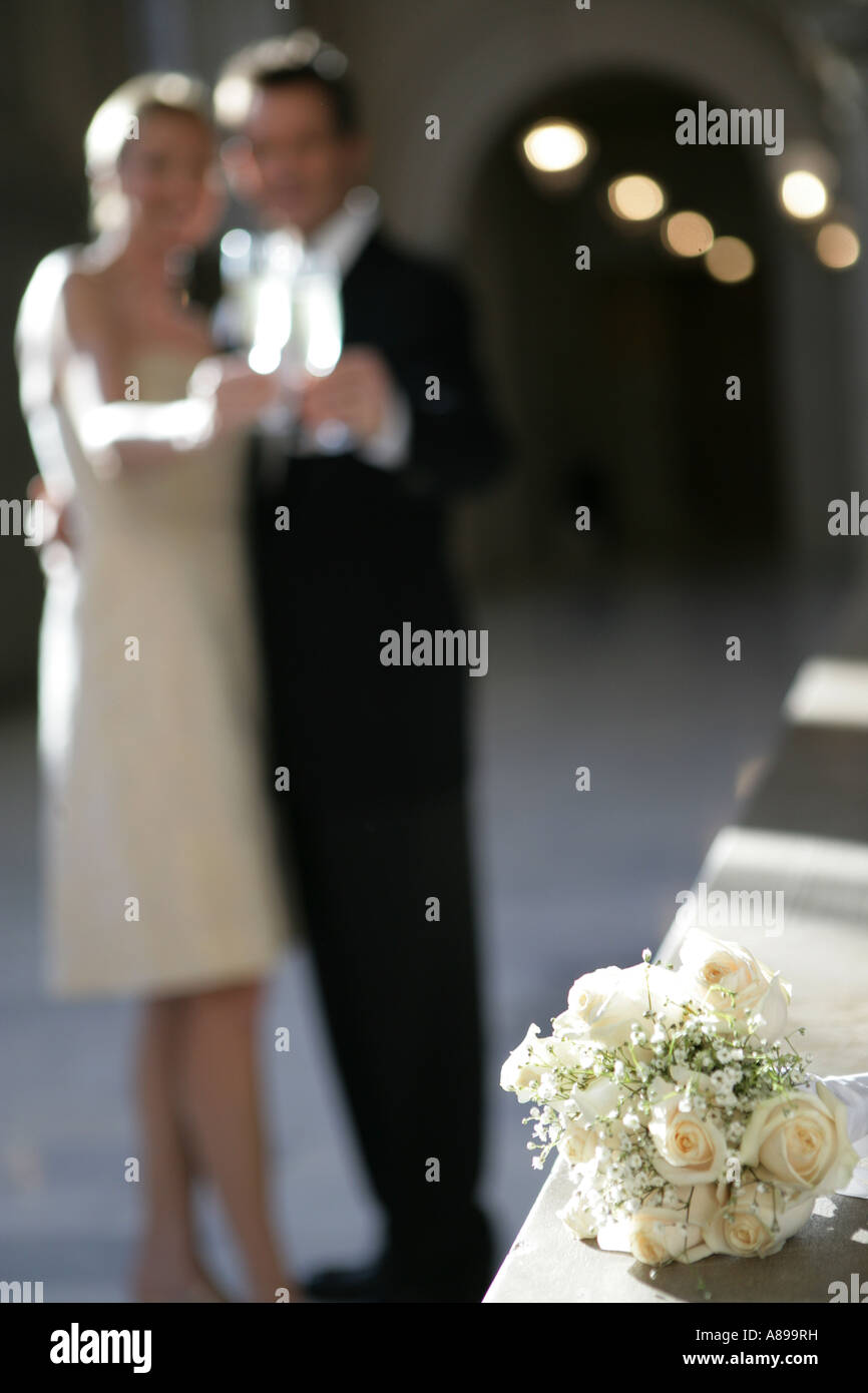 Paio di bere in background di un mazzo di rose Foto Stock