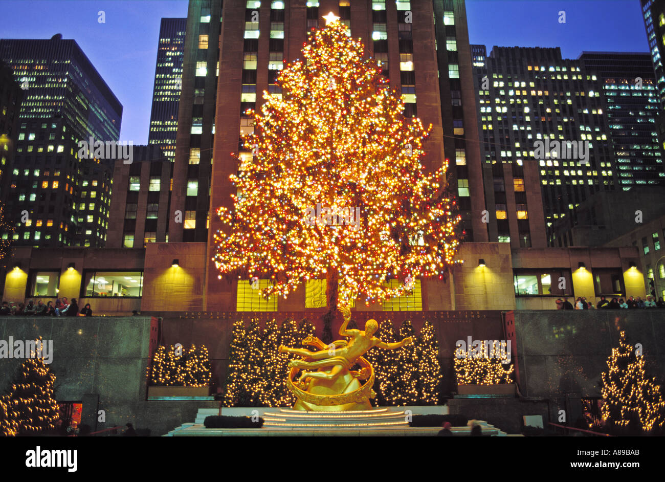Stati Uniti New York New York Rockefeller Center con albero di Natale e la statua di Prometeo Foto Stock