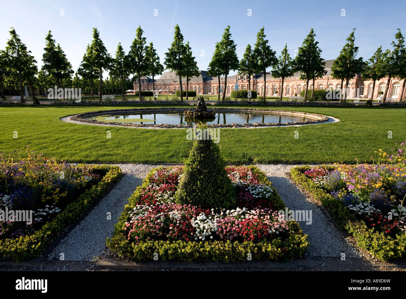 Parterre di fiori, cerchio settentrionale edificio, i giardini barocchi, il castello di Schwetzingen, Baden-Wuerttemberg, Germania Foto Stock