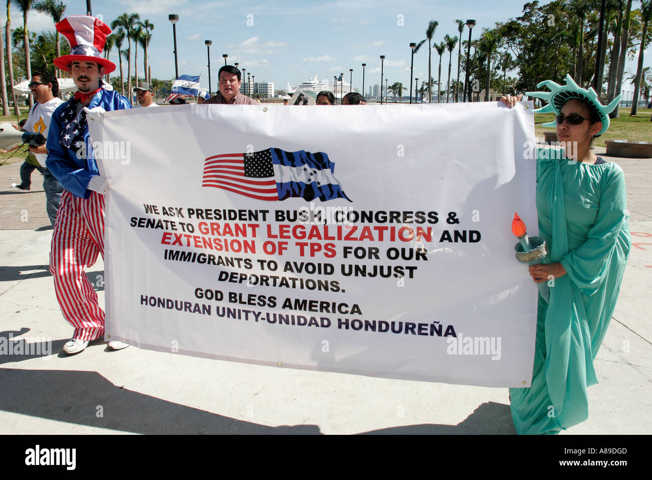 Miami Florida,Bayfront Park,immigranti,s diritti di protesta,uomo ispanico uomini maschio,donna donne donne,zio Sam,Statua della libertà,banner,FL060228226 Foto Stock