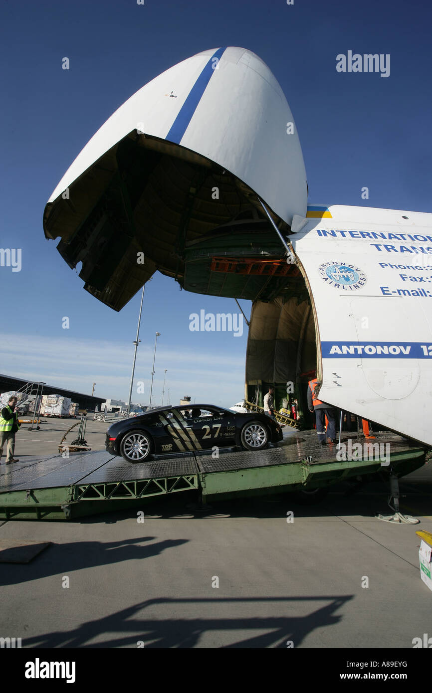 Bolidi in concorrenza nel traffico di auto-race " Gumball 3000' vengono caricati in due Antonov cargo-aerei. Francoforte Hahn, Rhinel Foto Stock