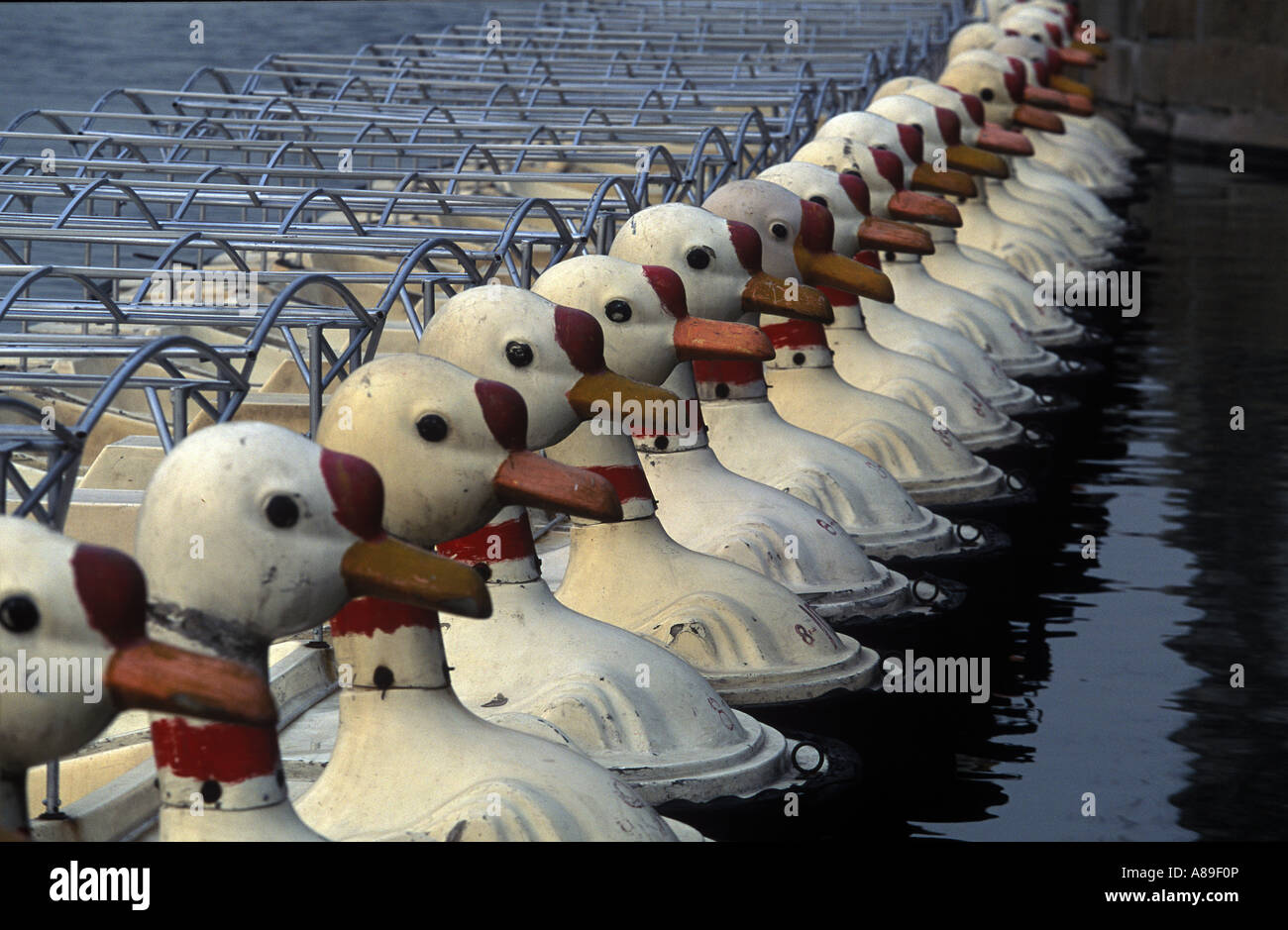 Barche a pedali in forma di anatre sul lago vicino a palazzo d'estate a Pechino, Cina Foto Stock