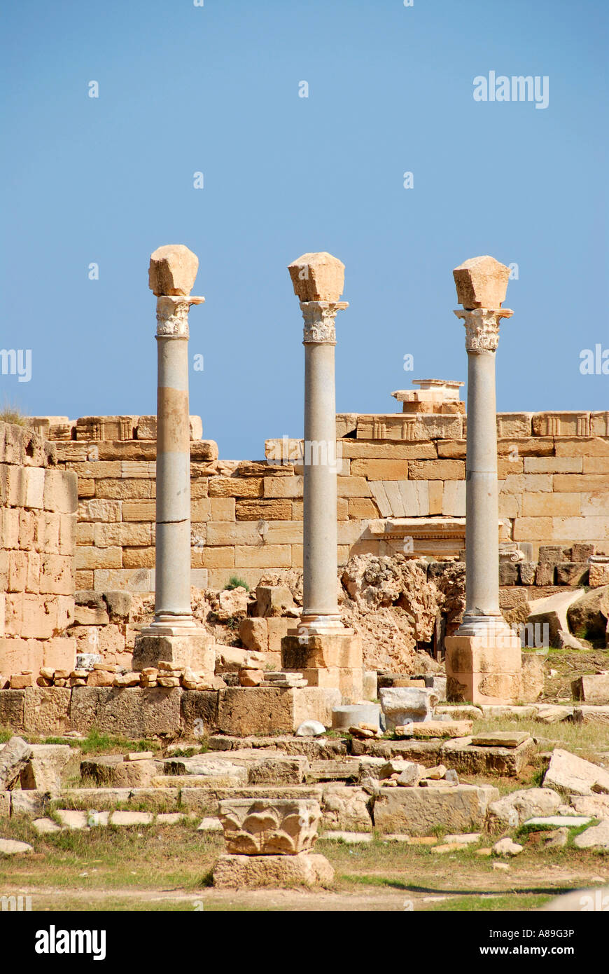 3 antiche colonne con capitello corinzio Leptis Magna Libia Foto Stock