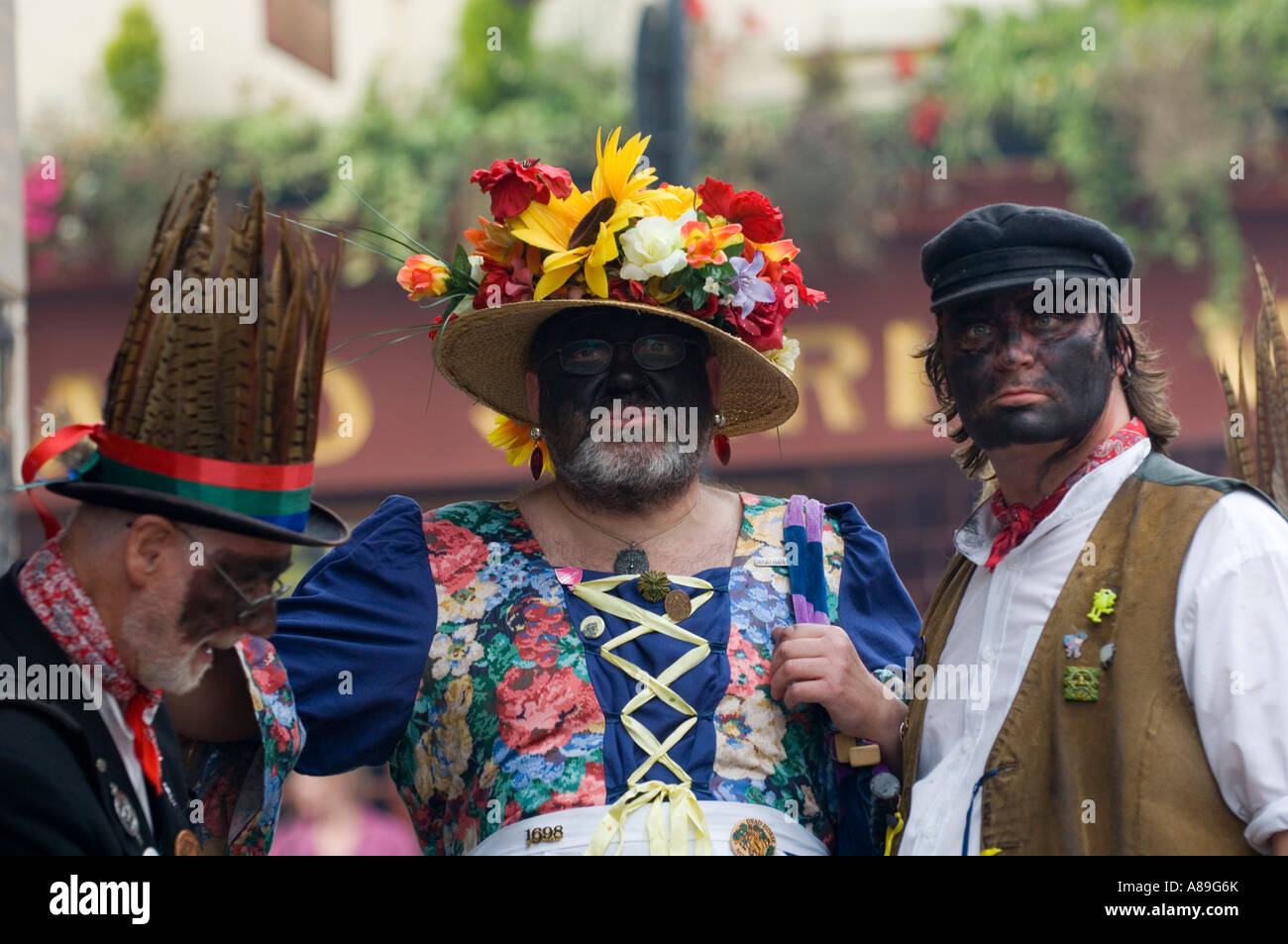 Tre uomini uno vestito da donna con le loro facce annerite a Rochester spazza festival Foto Stock