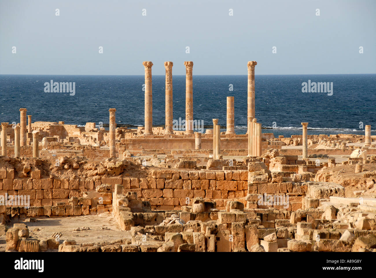 Vista sul sito di scavo di pareti e colonne presso il mare Sabratha Libia Foto Stock