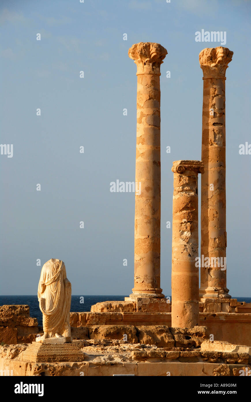 Statua e tre pilastri Liber Pater tempio Sabratha Libia Foto Stock