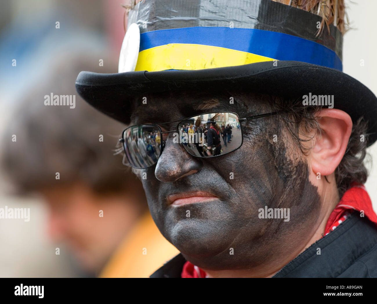 L'uomo con il volto dipinto di nero presso il Rochester annuale festival spazia Foto Stock