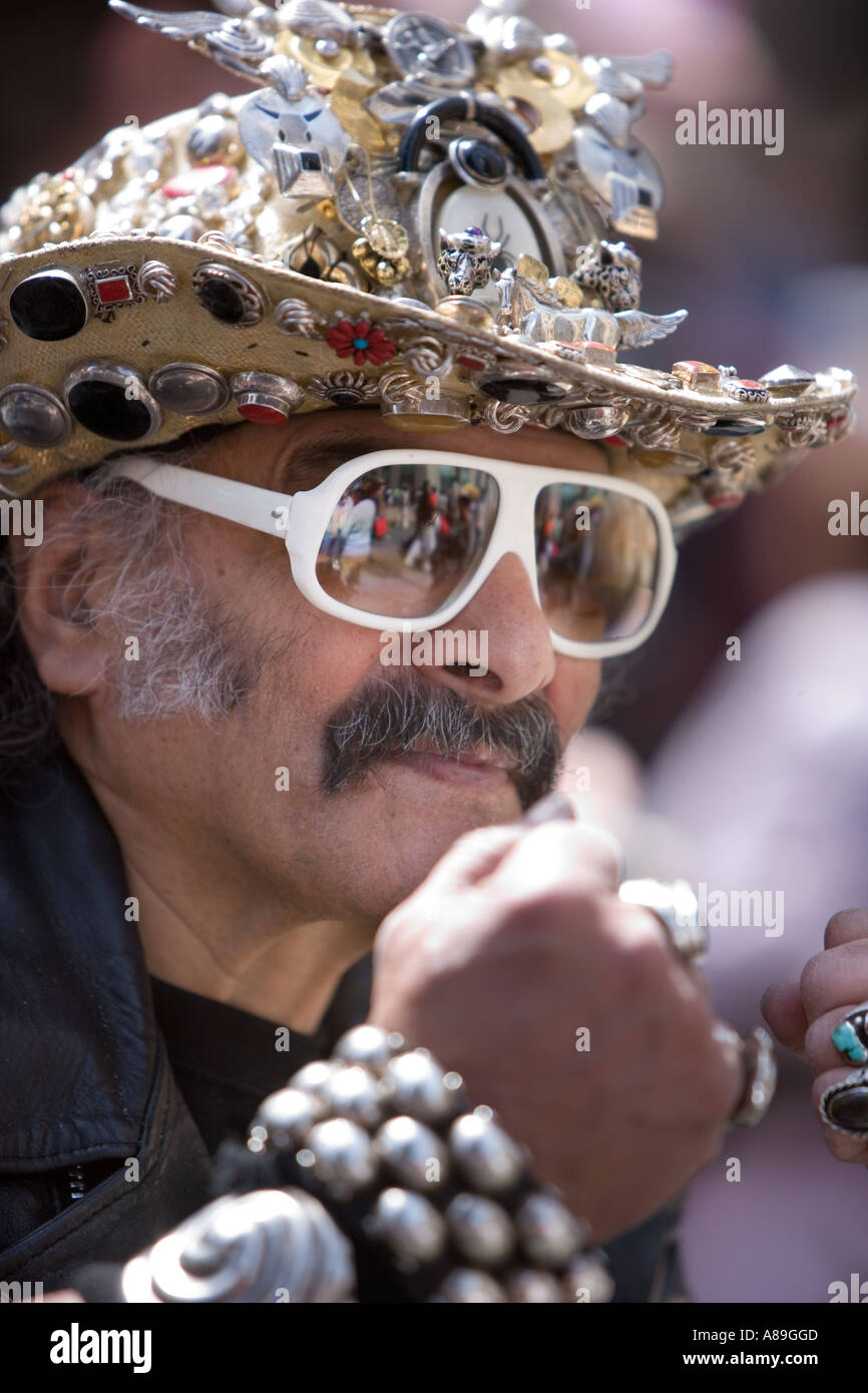 Latino uomo che indossa oltraggioso Pasqua cappello e occhiali da sole Foto Stock