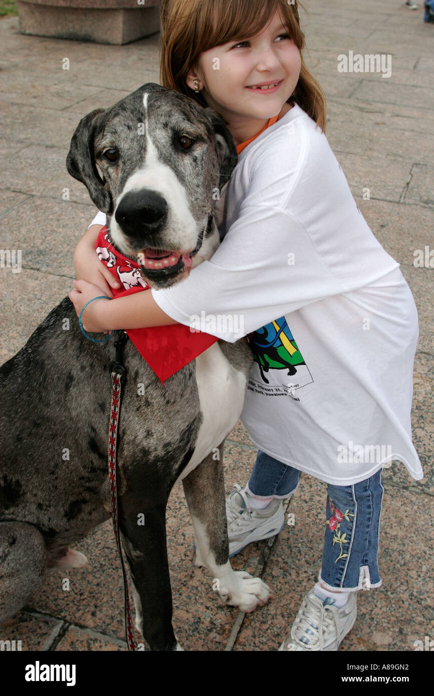 Miami Florida,Bayfront Park,Walk for the Animals,Humane Society,Girl Girls,Youth Youths giovani giovani ragazze bambini bambini bambini bambini, abbracciare, gr Foto Stock