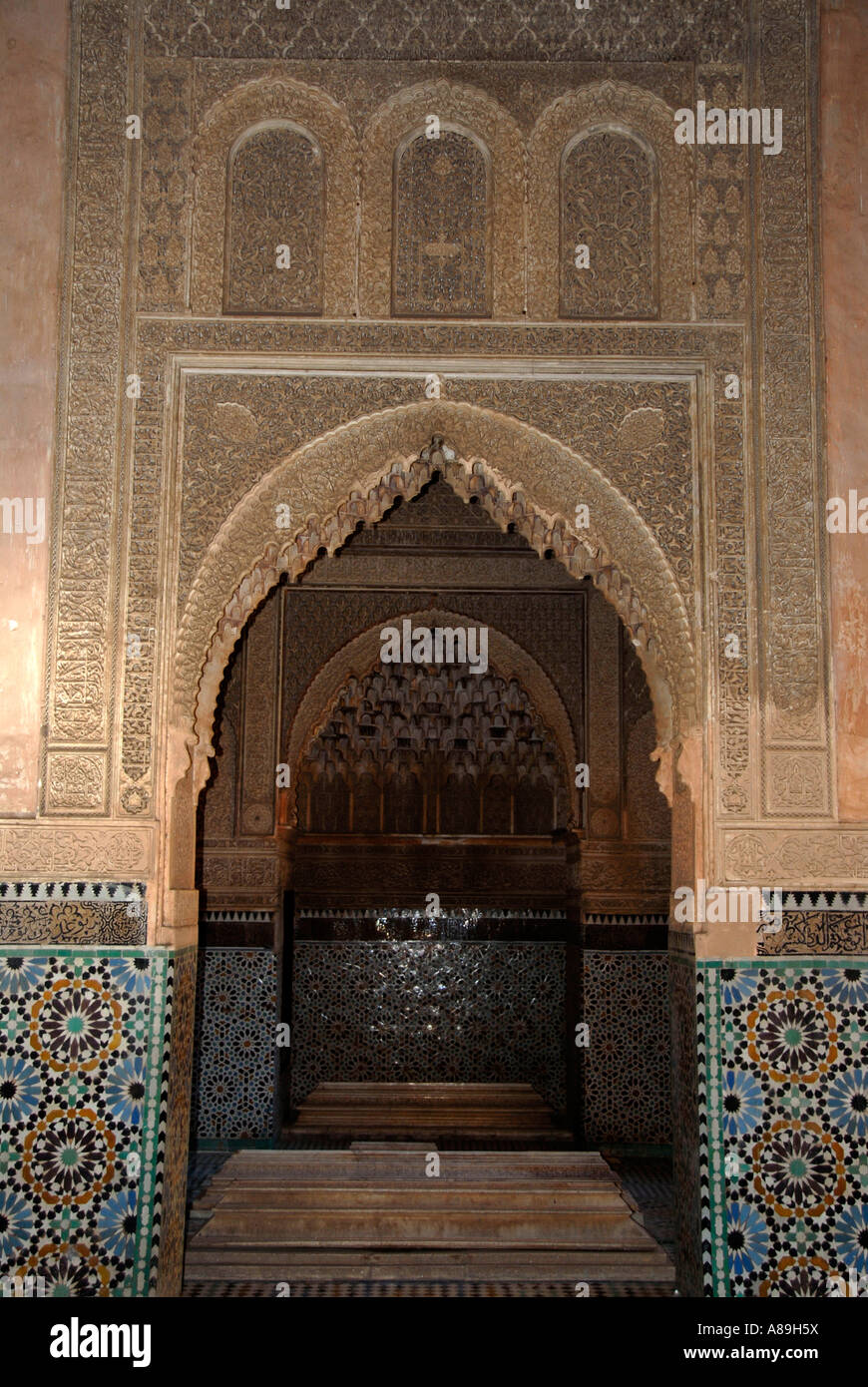 Architettura orientale interno decorato con stucchi e piastrelle smaltate tombe Saadien Marrakech marocco Foto Stock