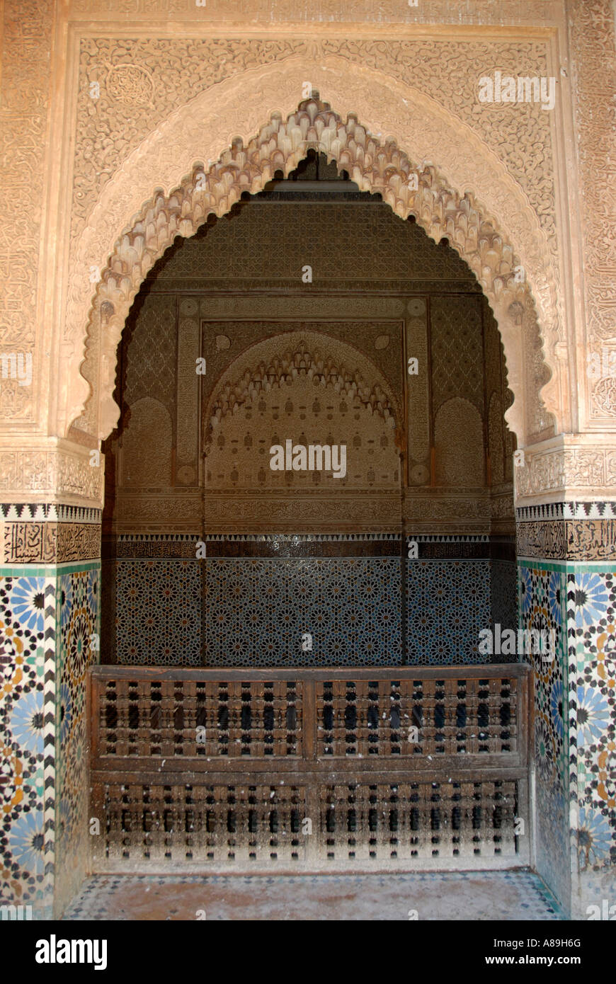 Architettura orientale interno decorato con stucchi e piastrelle smaltate tombe Saadien Marrakech marocco Foto Stock
