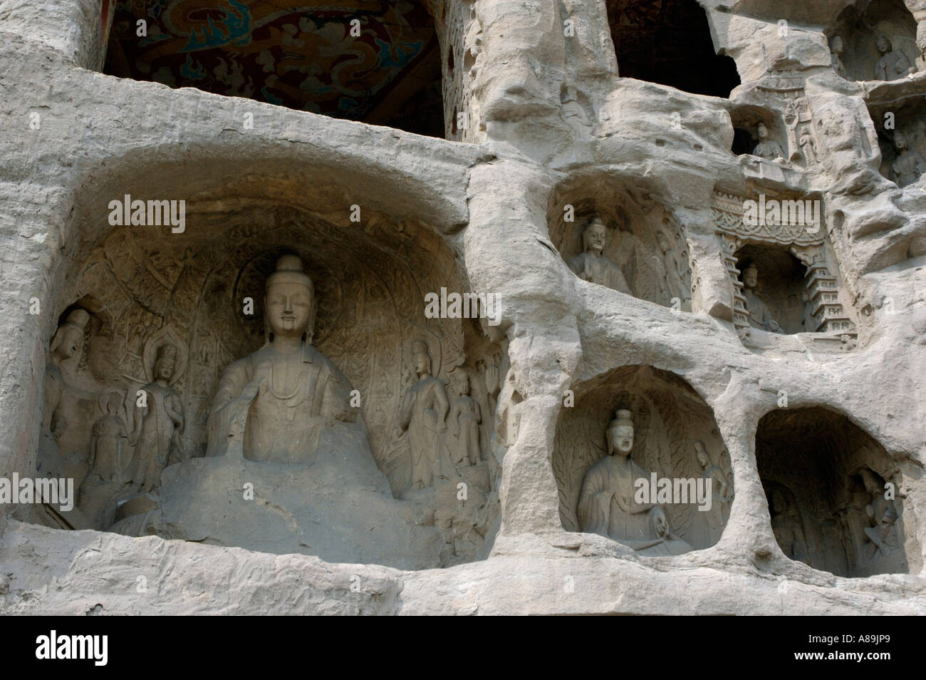 Statue di Buddha intagliate all'interno delle antiche grotte di Yungang, Datong, Shanxi, Cina. Foto Stock