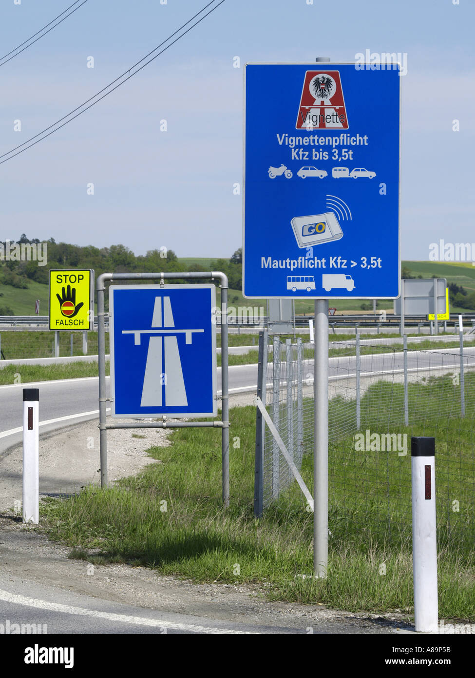 Autostrada drive-up, vignette dazio, segno di traffico di arresto e mano tesa, false in direzione del traffico Foto Stock
