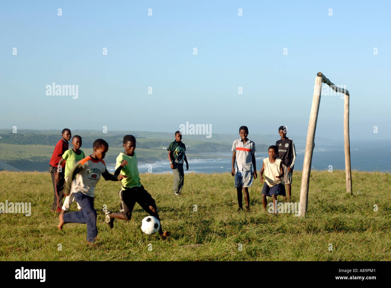 Giovani Xhosa ragazzi che giocano a calcio su una collina nei pressi di Mazeppa Bay nella provincia del Capo orientale del Sud Africa. Foto Stock