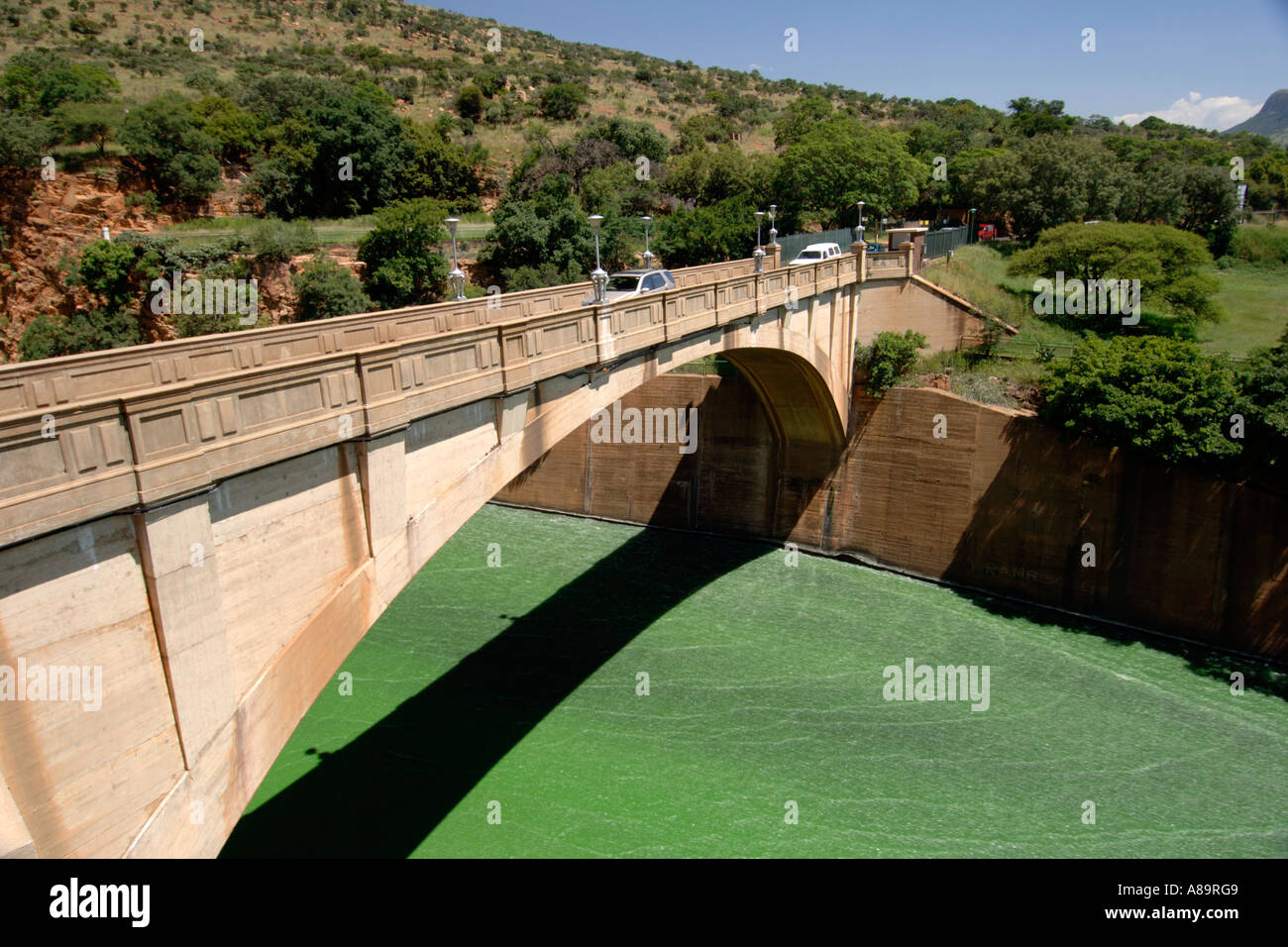 La diga Hartbeespoort canale di bypass nel Sud Africa nord ovest della provincia. L'acqua è verde a causa di alghe. Foto Stock