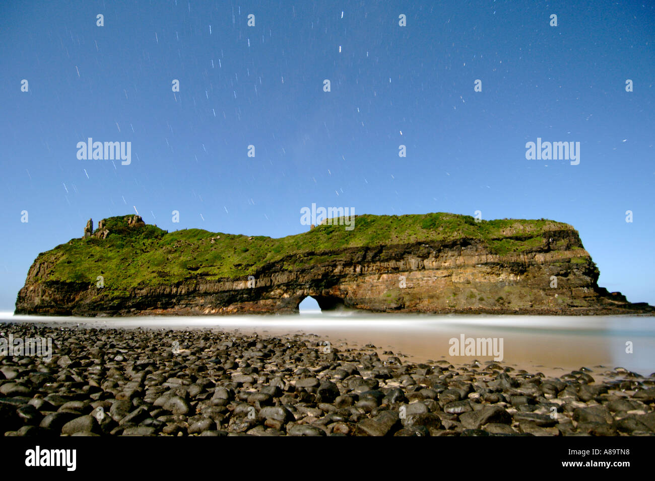 Notte di Luna, vista la formazione geologica nota come foro-in-the-parete lungo la costa selvaggia in Sud Africa. Foto Stock