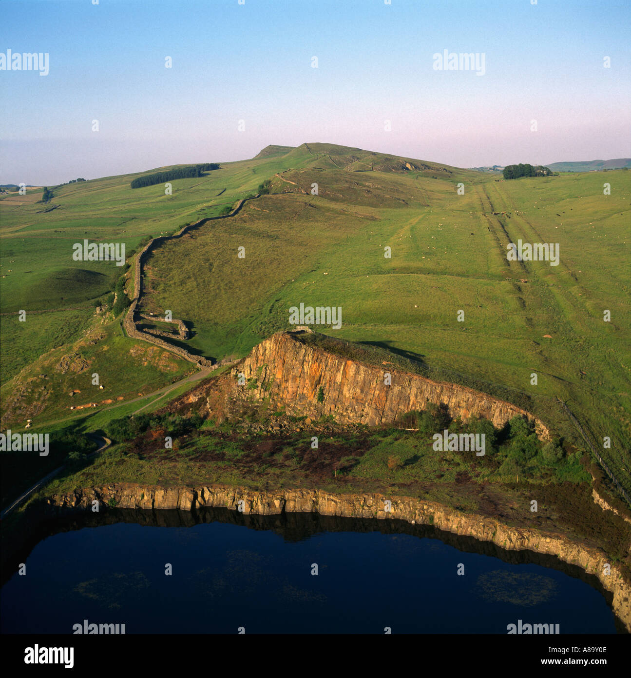 Cawfields milecastle Vallo di Adriano con Vallum fossato difensivo di destra sul Regno Unito Northumberland vista aerea Foto Stock