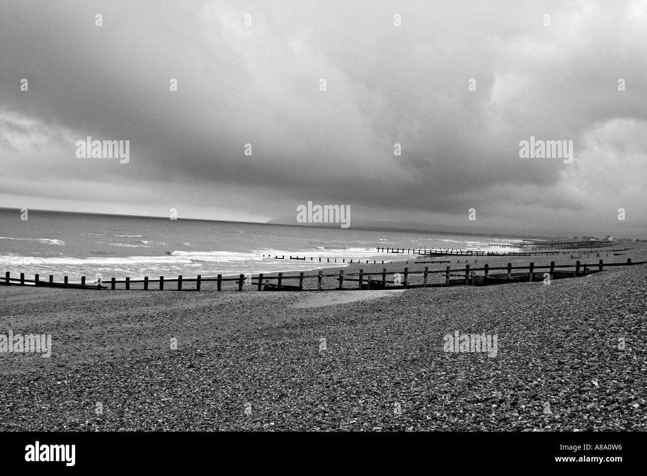 Aria di tempesta oltre il paesaggio costiero Foto Stock