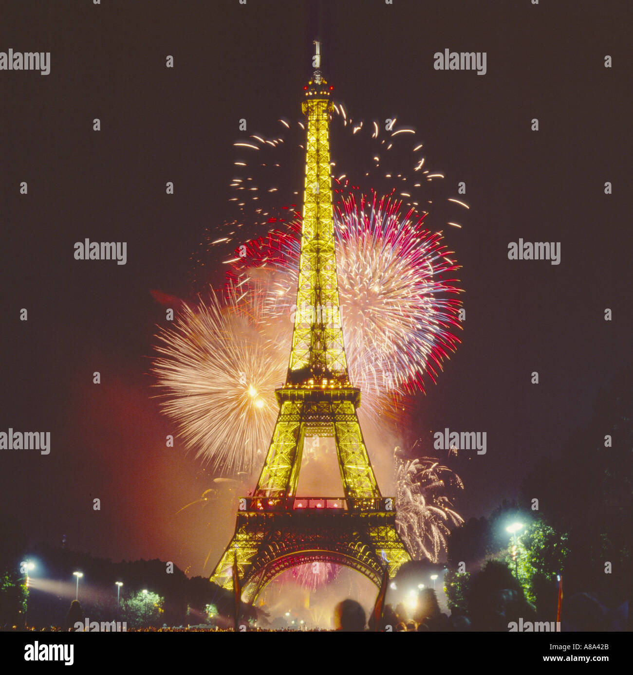 La Torre Eiffel Illuminata Di Notte Con Grande Esplosione Colorata Di Fuochi D Artificio Parigi Francia Foto Stock Alamy