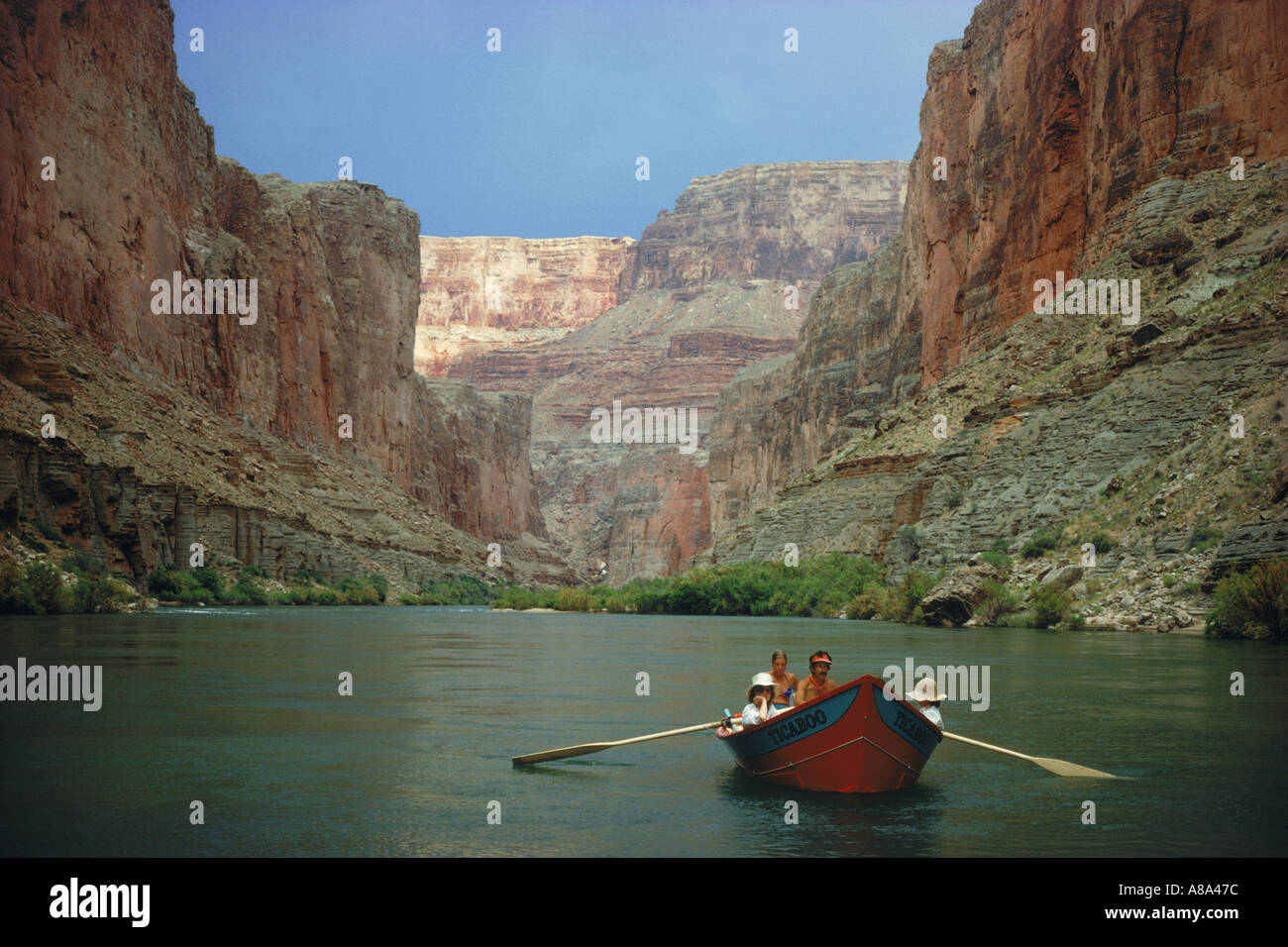 Estate viaggio rafting passando attraverso il Grand Canyon pareti in minuscolo dory sul fiume Colorado Foto Stock