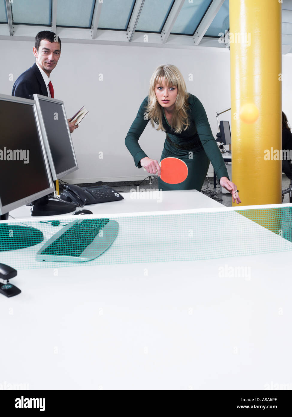 Donna giocando a ping-pong Foto Stock