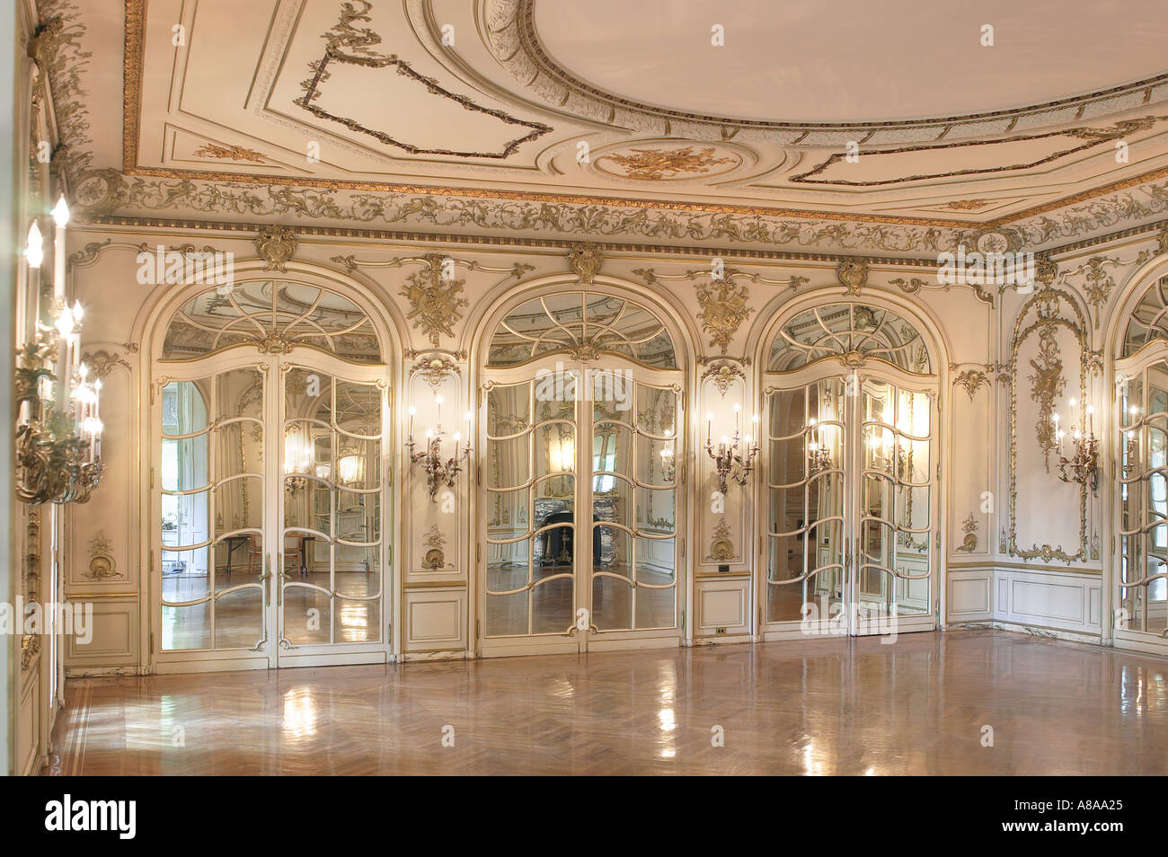 Elegante sala da ballo con interni ornati Foto Stock