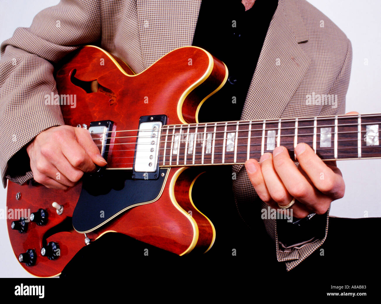 Close up di un chitarrista giocando a 67 vintage Gibson 335 Foto Stock