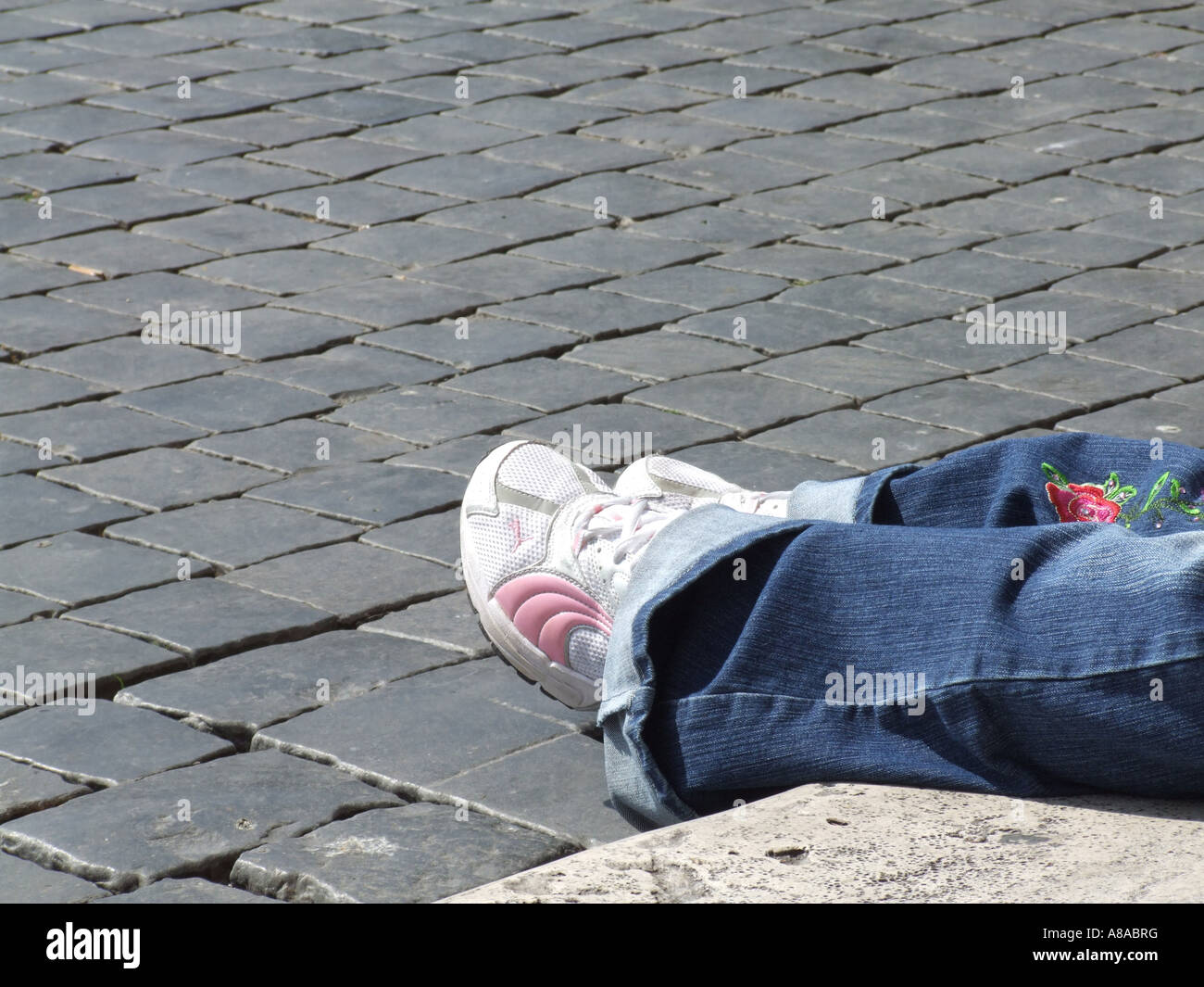 Persona piedi gambe camminando in strada in città Foto Stock