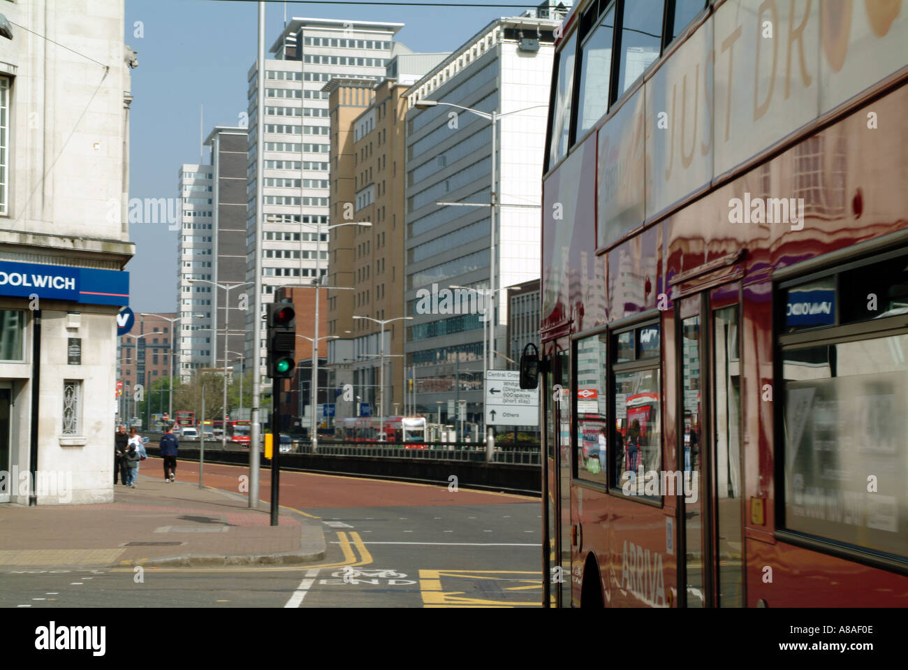 Croydon high street con il bus rosso Foto Stock