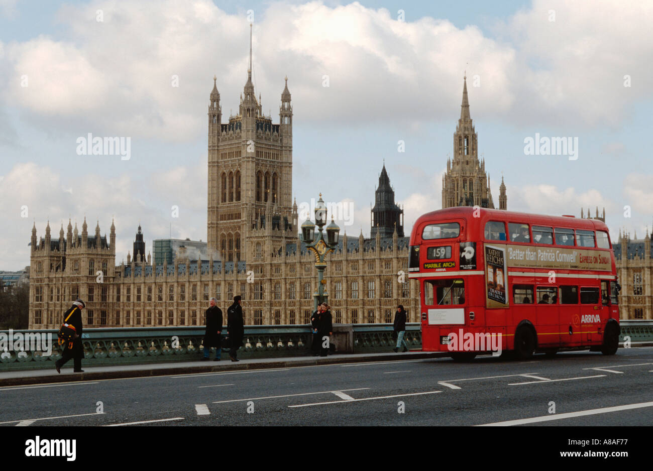 Gran Bretagna Londra Westminster Bridge double decker bus Palazzo di Westminster pedoni Fiume Tamigi Foto Stock