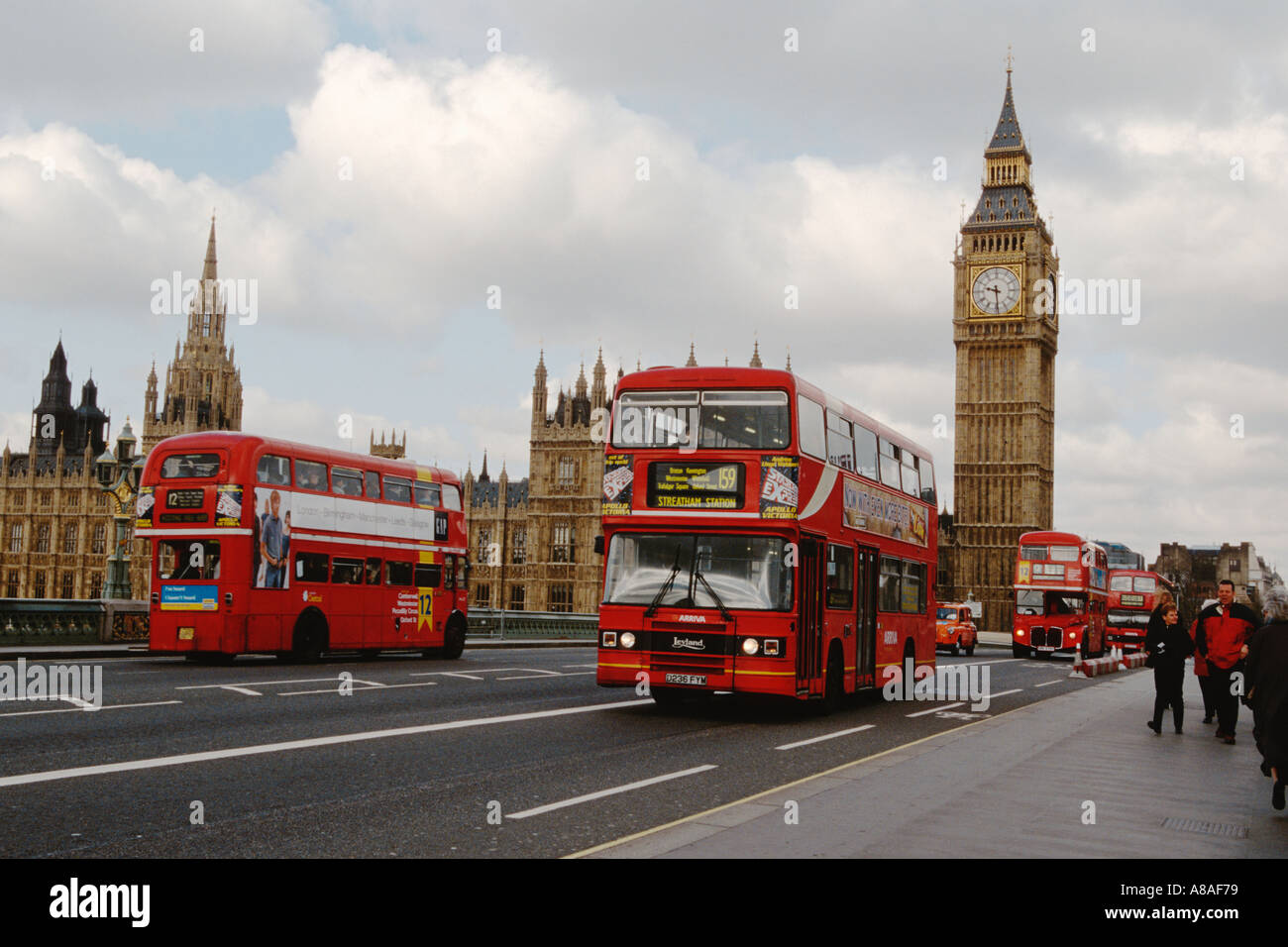 Gran Bretagna Londra WEstminster bridge double decker bus Palazzo di Westminster pedoni Foto Stock