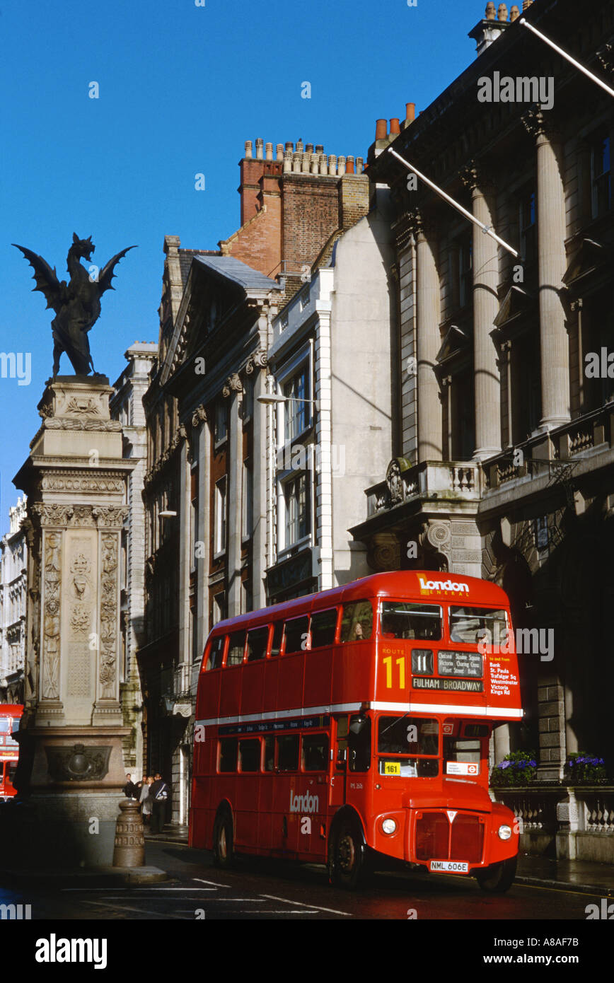 Gran Bretagna Londra Temple Bar bronzo filamento griffin segna il confine della zona City of London bus doubledecker Foto Stock