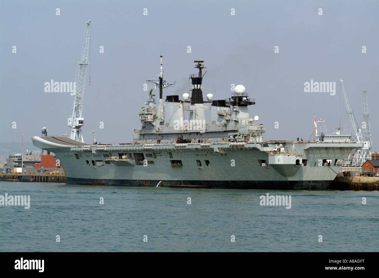 HMS illustre portaerei della Royal Navy Portsmouth Porto Arsenale DEL REGNO UNITO Foto Stock