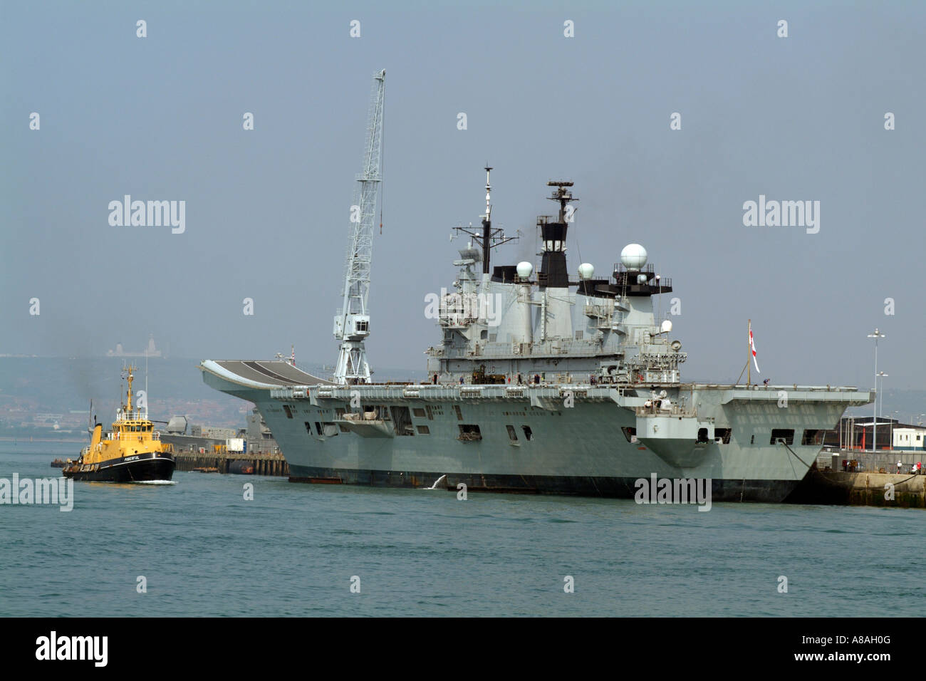 HMS illustre portaerei della Royal Navy Portsmouth Porto Arsenale DEL REGNO UNITO Foto Stock