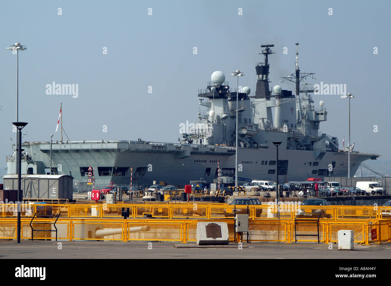 HMS illustre portaerei della Royal Navy il porto di Portsmouth Regno Unito Foto Stock