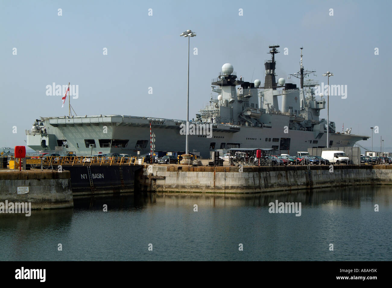 HMS illustre portaerei della Royal Navy Portsmouth Porto Arsenale DEL REGNO UNITO Foto Stock