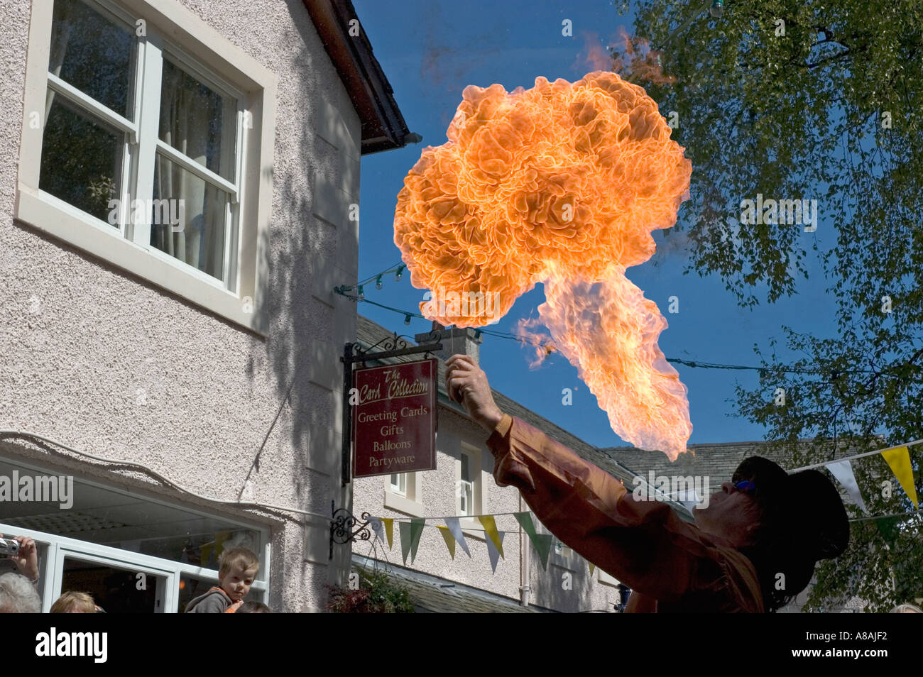 Mangiafuoco alla street parade di lanciare Keswick Jazz Festival Foto Stock