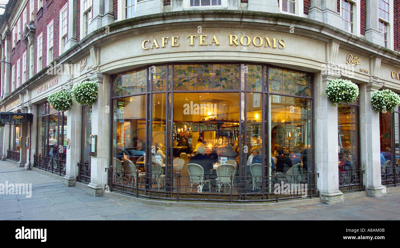 Facciata esterna del Betty's Tearoom con il suo angolo arrotondato che si affaccia su St Helen's Square a York Foto Stock