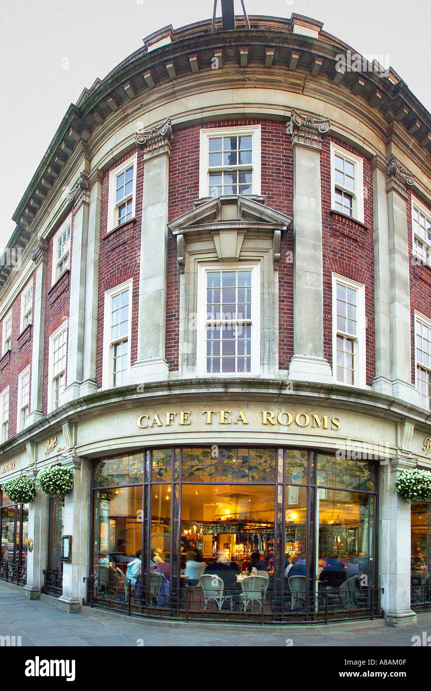 Facciata esterna del Betty's Tearoom con il suo angolo arrotondato che si affaccia su St Helen's Square a York Foto Stock