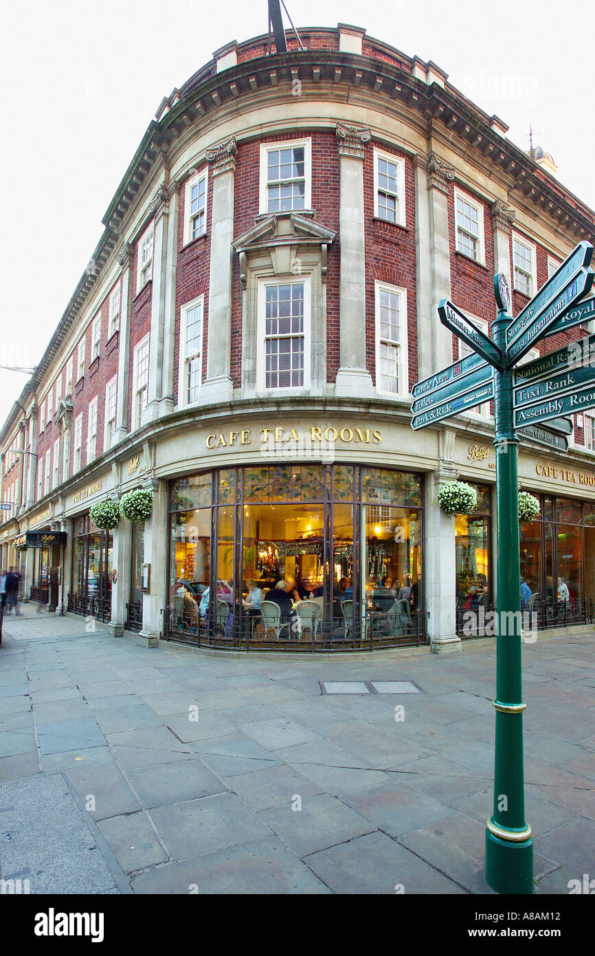 Facciata esterna del Betty's Tearoom con il suo angolo arrotondato che si affaccia su St Helen's Square a York Foto Stock