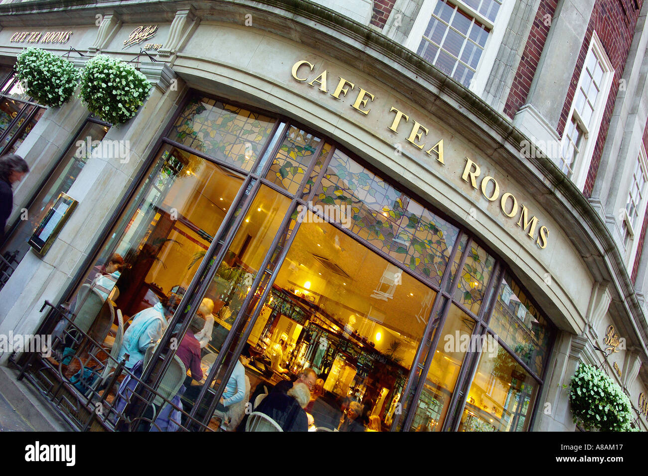 Ripresa ad angolo della facciata esterna della sala da tè di Betty con il suo angolo arrotondato che si affaccia su St Helen's Square a York Foto Stock