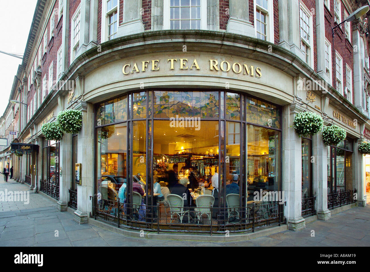 Facciata esterna del Betty's Tearoom con il suo angolo arrotondato che si affaccia su St Helen's Square a York Foto Stock